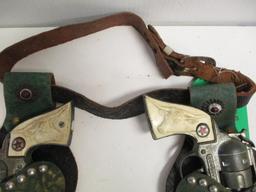 VINTAGE CHILDS HOLSTER AND CAP GUN SET