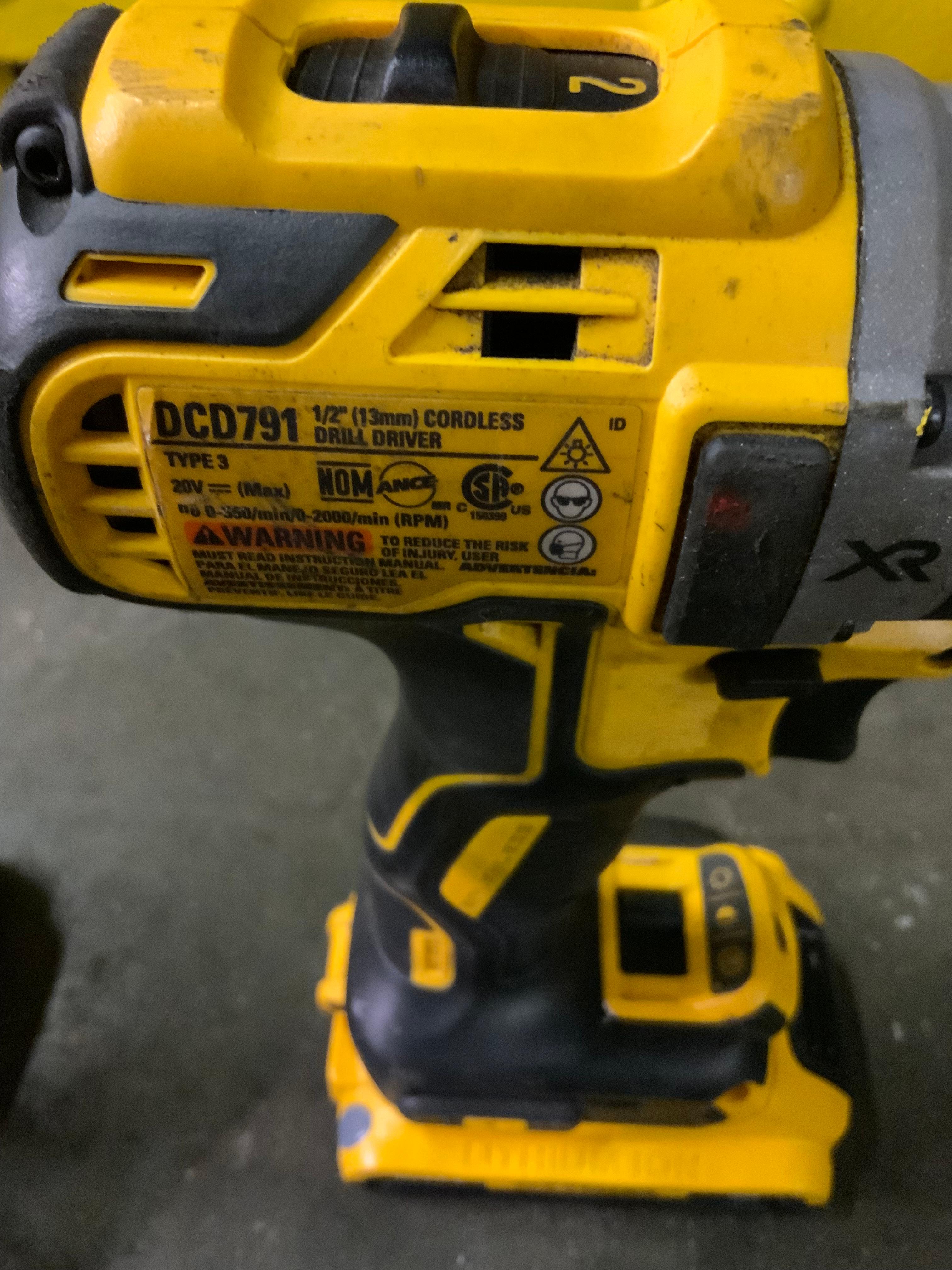 Lot of Dewalt DCD771 DCD791 DW919 Battery Operated Drills & Light w/ Charger