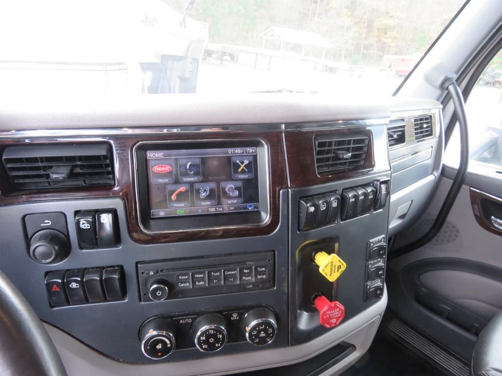 2015 Peterbilt 579 Road Truck