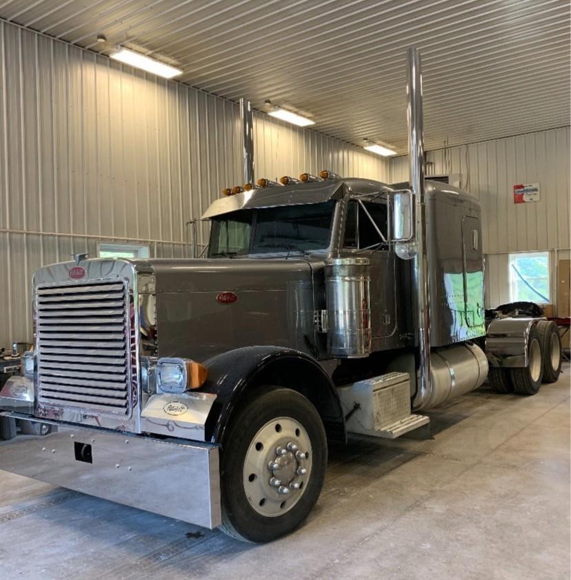 2015 Peterbilt 579 Road Truck