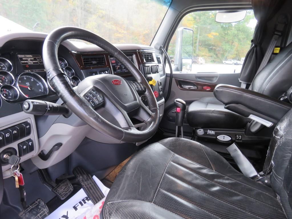 2015 Peterbilt 579 Road Truck