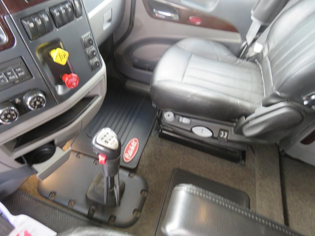 2015 Peterbilt 579 Road Truck