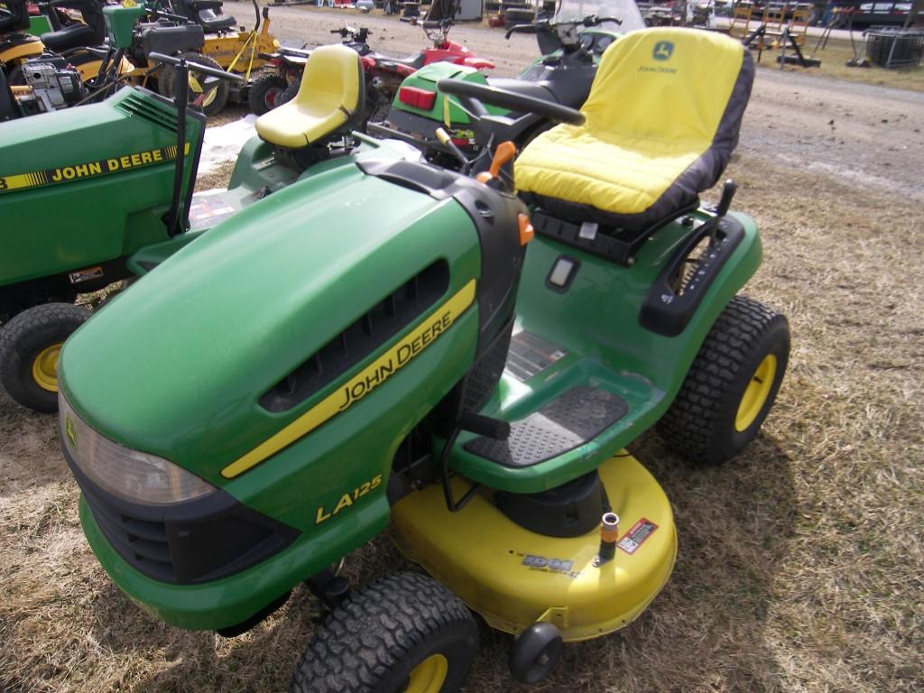 JD LA125 Lawn Tractor