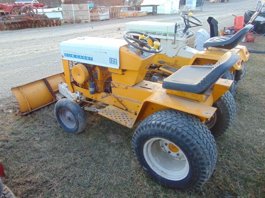 CC 122 lawn tractor w/42in front blade