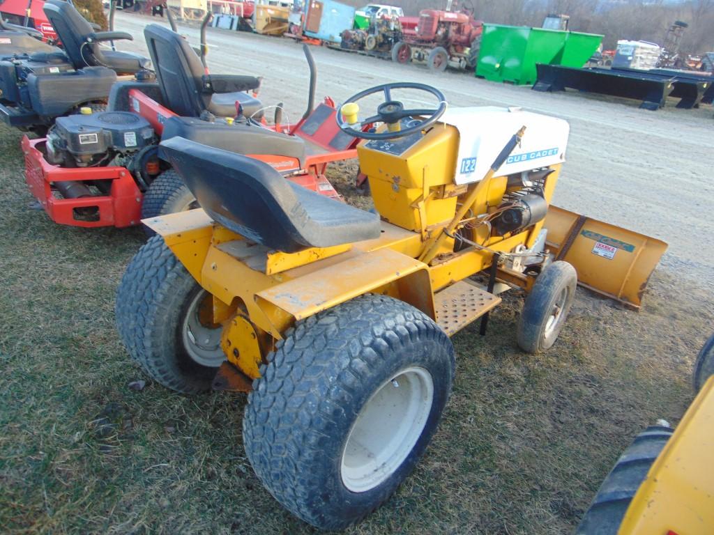 CC 122 lawn tractor w/42in front blade