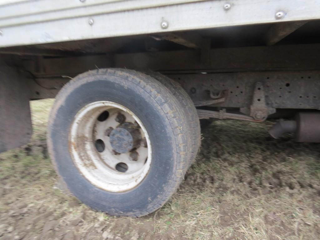2000 Isuzu Truck