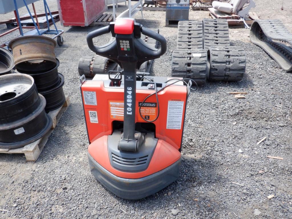Toyota 8HBW23 Pallet Jack,