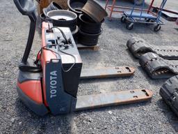 Toyota 8HBW23 Pallet Jack,