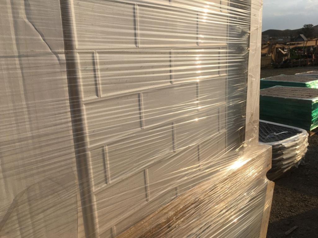 Pallet of Misc Shower/Tub Enclosures w/Doors.