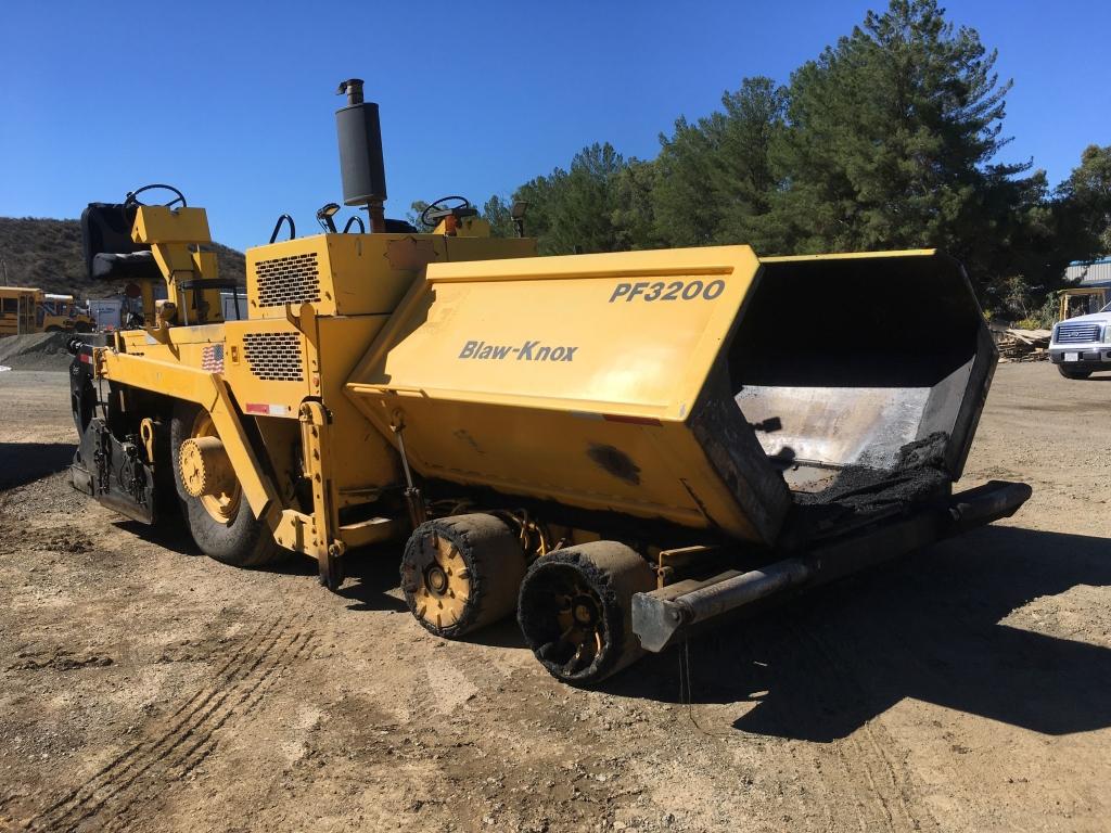 Blaw-Knox PF3200 Asphalt Paving Machine,