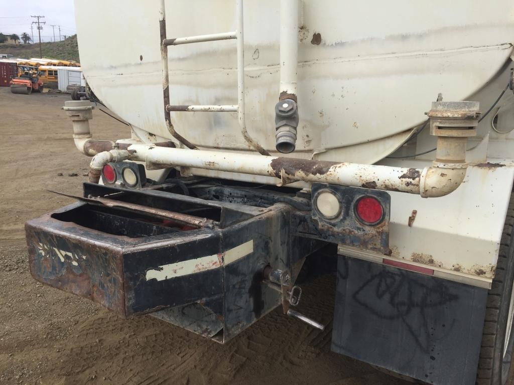 2005 Freightliner Business Class M2 4000 Gallon