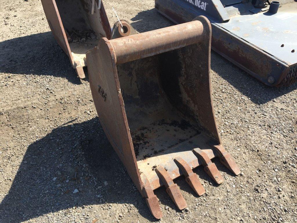 24in Bucket w/Wain Roy Coupler,