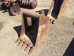 24in Bucket w/Wain Roy Coupler,