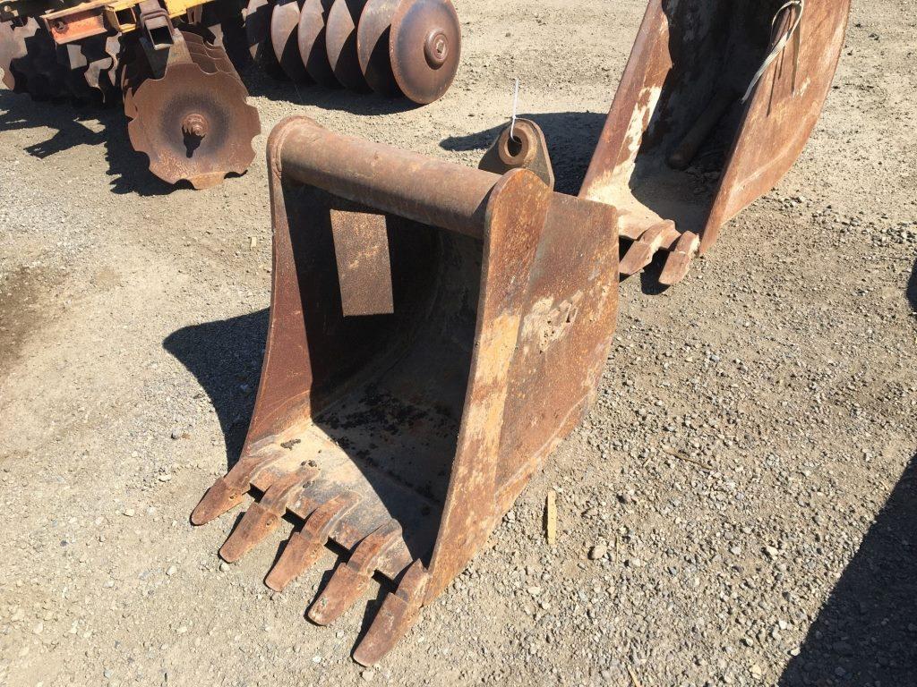 24in Bucket w/Wain Roy Coupler,