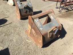 24in Bucket w/Wain Roy Coupler,