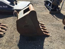 24in Bucket w/Wain Roy Coupler,