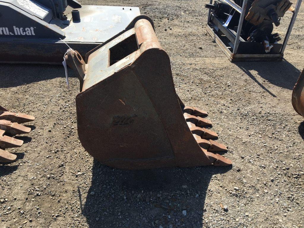 24in Bucket w/Wain Roy Coupler,