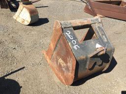 24in Bucket w/Wain Roy Coupler,