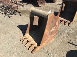 24in Bucket w/Wain Roy Coupler,