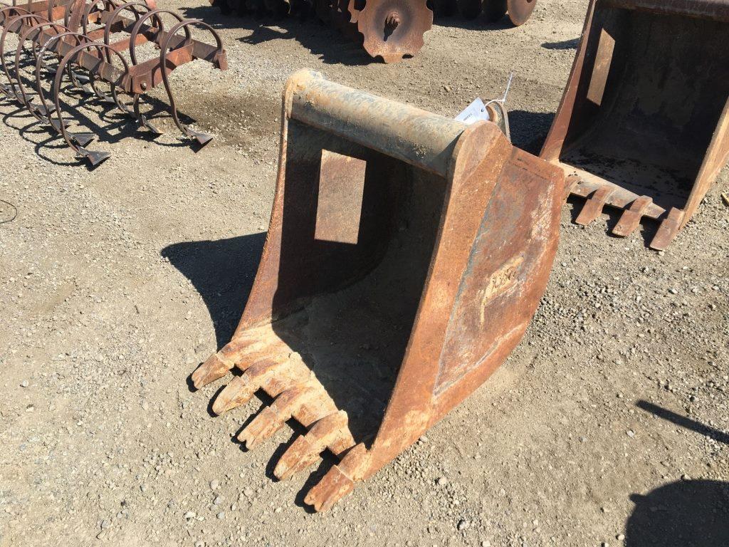 24in Bucket w/Wain Roy Coupler,
