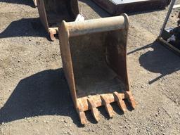 24in Bucket w/Wain Roy Coupler,