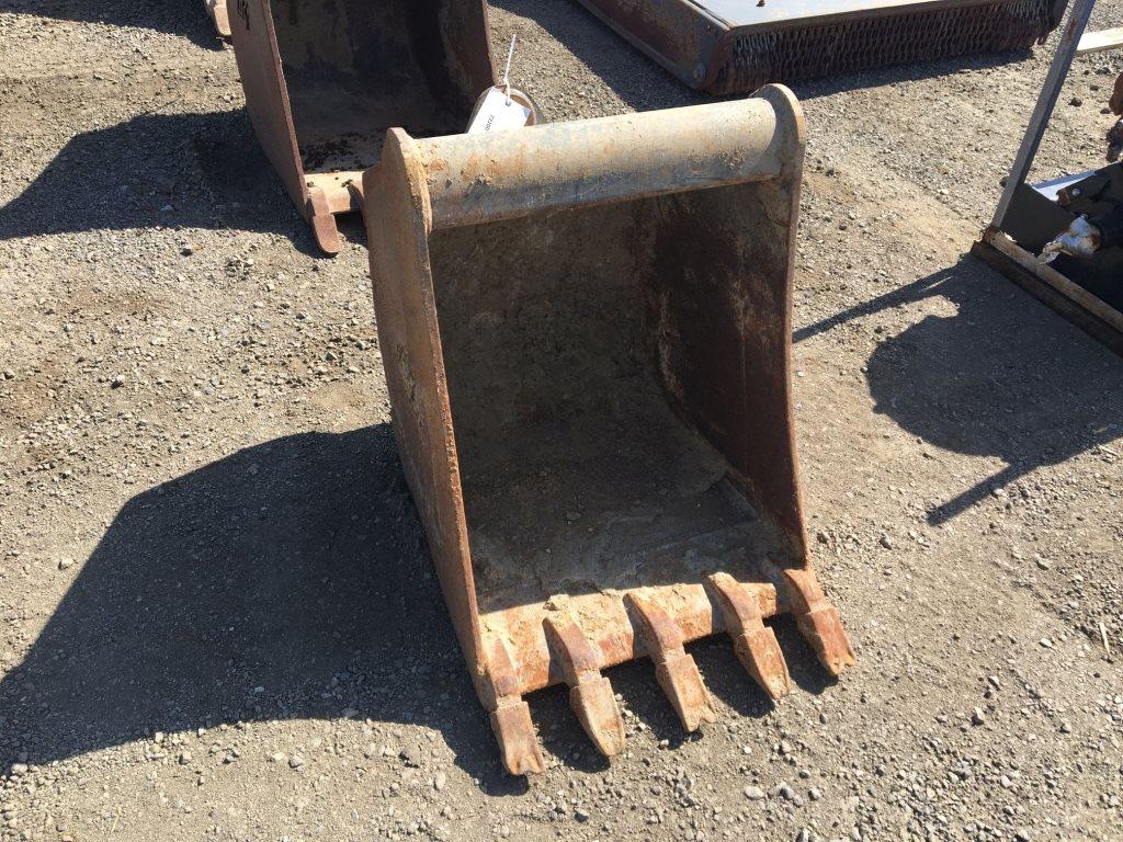 24in Bucket w/Wain Roy Coupler,