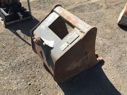 24in Bucket w/Wain Roy Coupler,