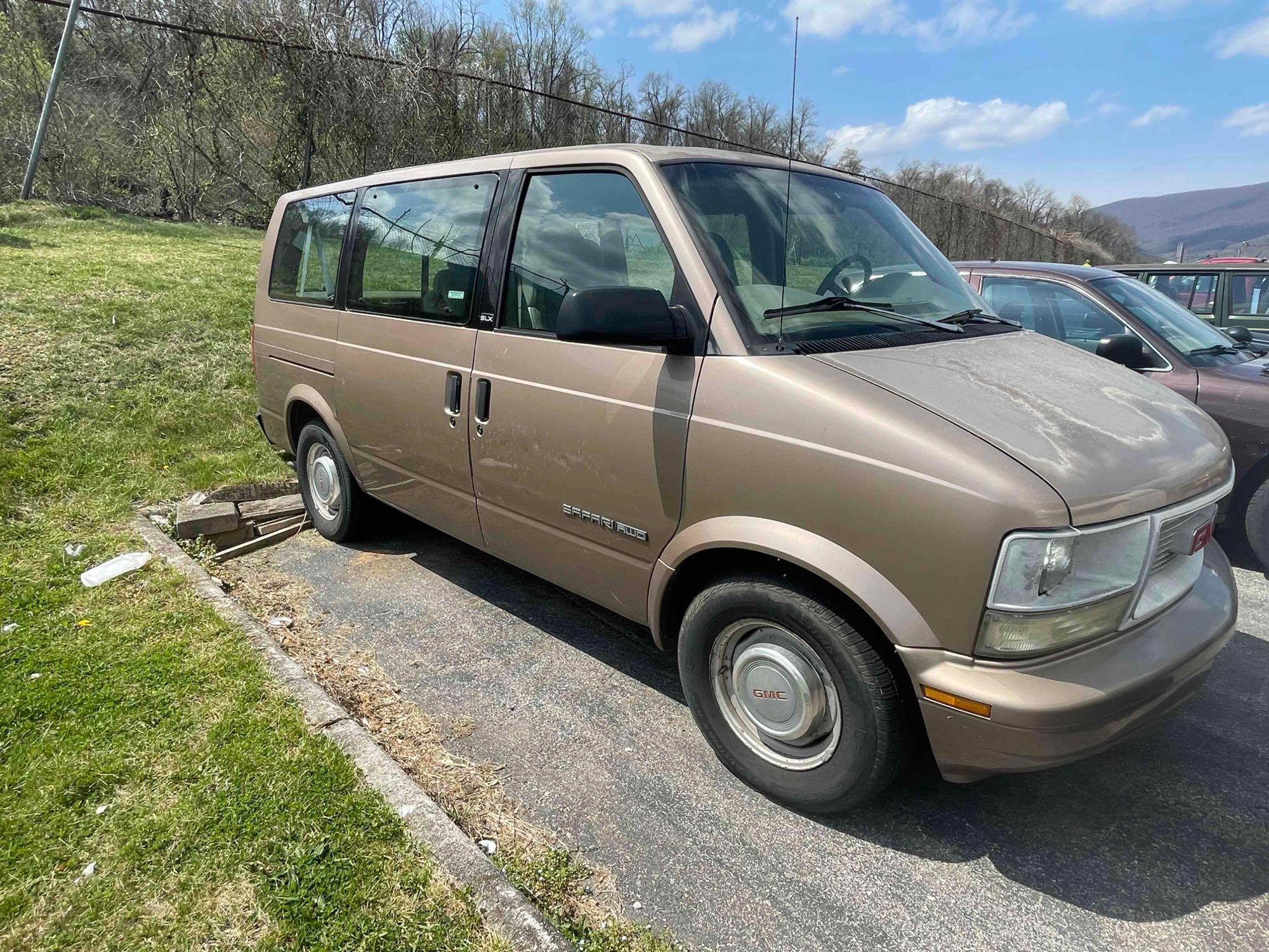 1998 GMC Safari Van 4 cylinder, Automatic Transmission, AWD