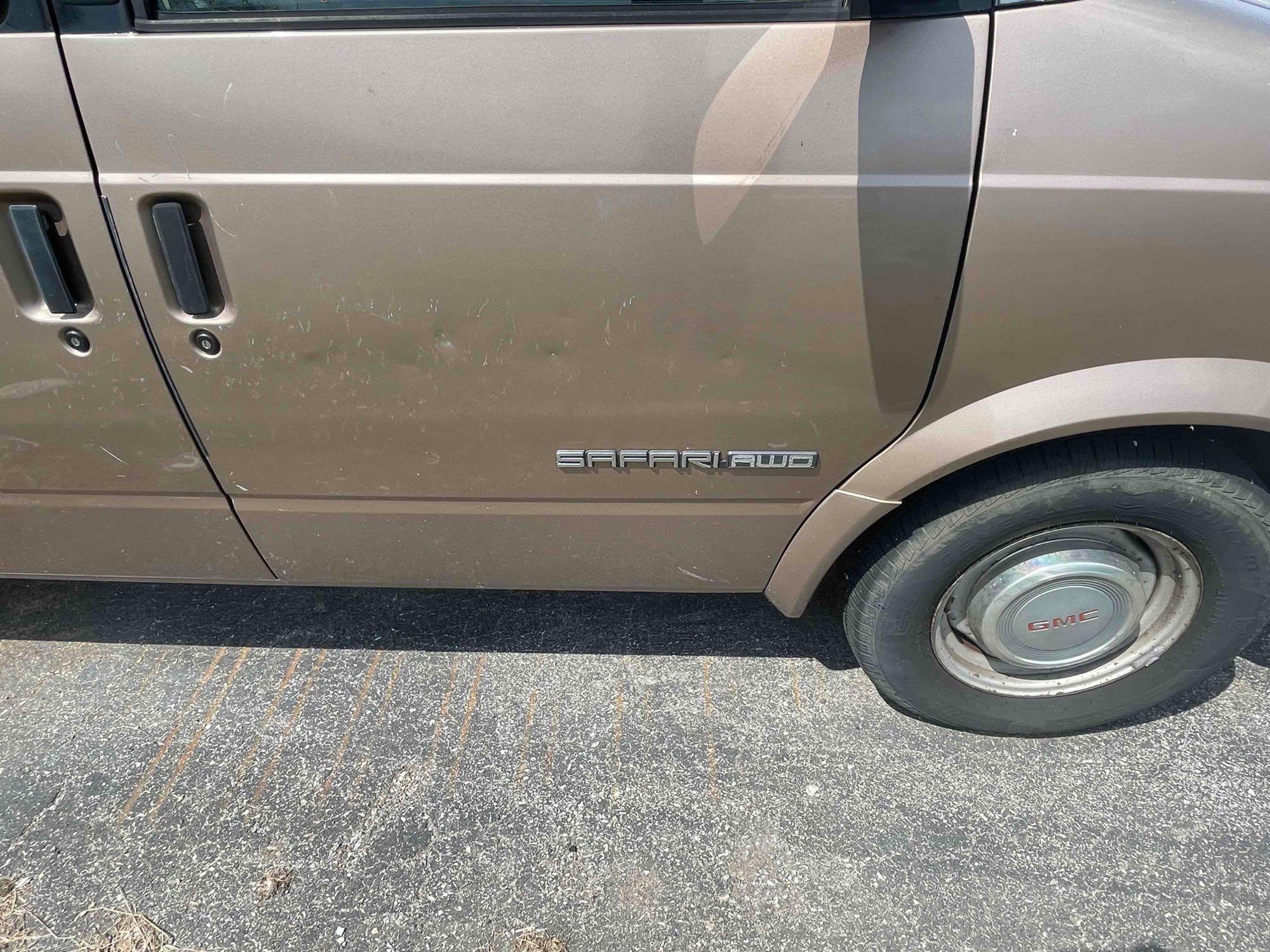 1998 GMC Safari Van 4 cylinder, Automatic Transmission, AWD