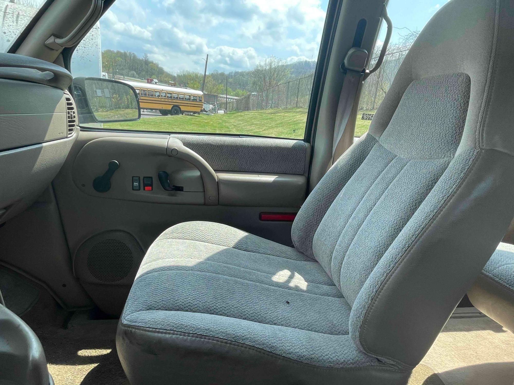 1998 GMC Safari Van 4 cylinder, Automatic Transmission, AWD