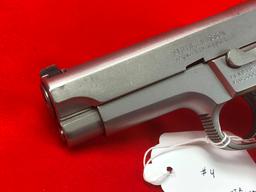 S&W 5906, 9mm, (4 Mags) SN:VLN8152 (HG)