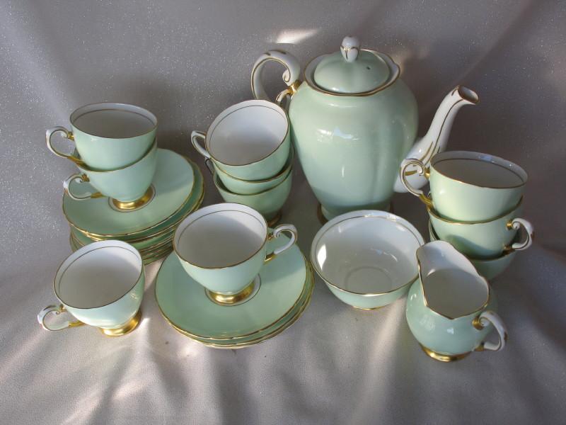 Fine English china 24 piece Tuscan 1960s Tea set green and gold gilt. Teapo
