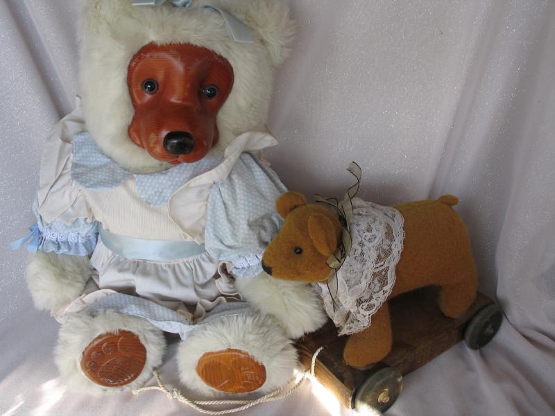 Mixed, Robert Rakies 53cm Mother bear, carved wood face-pads with some wear