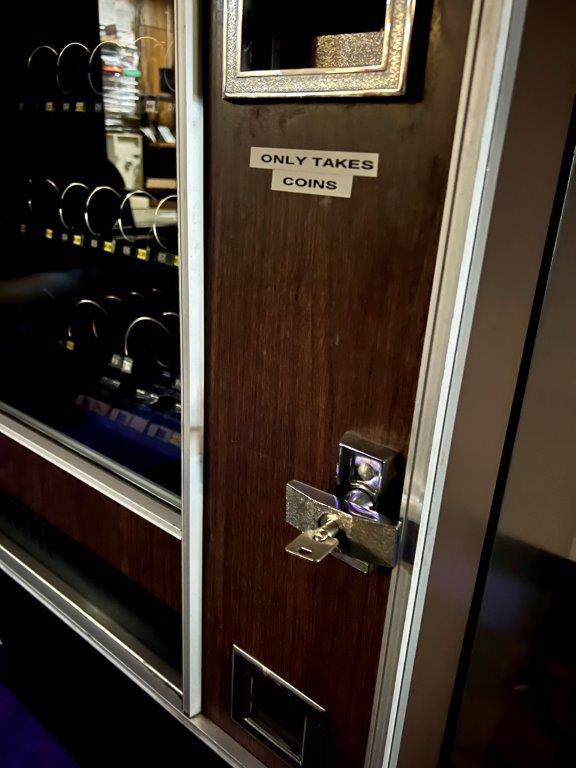 ELECTRIC SNACK VENDING MACHINE
