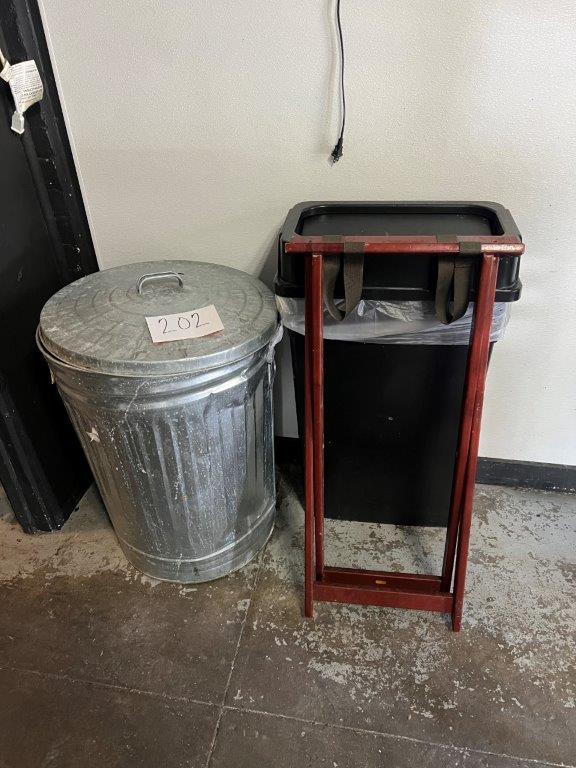 Metal Garbage Can with Lid, Plastic Garbage Can