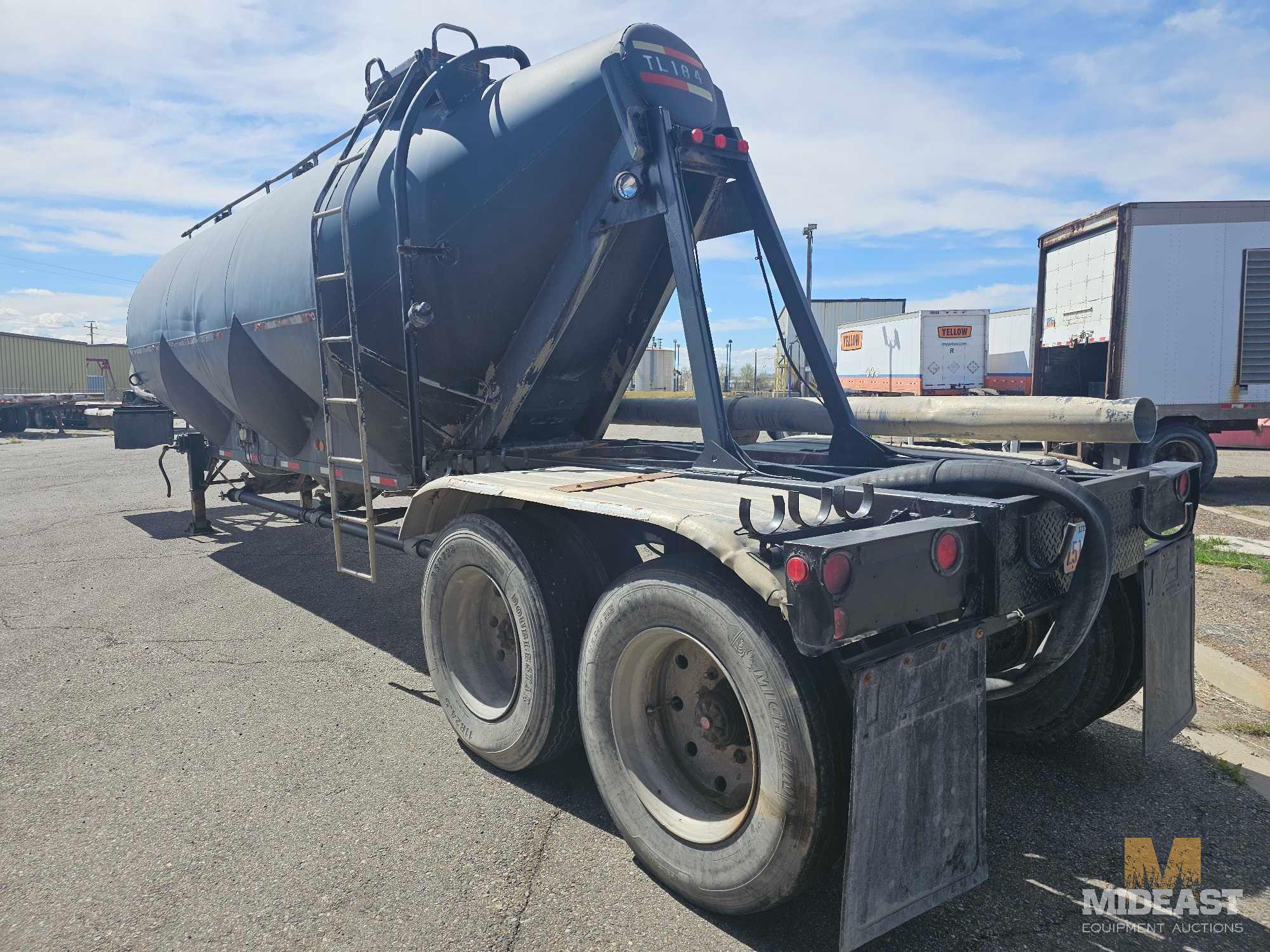 1976 Fruehauf Pneumatic Trailer