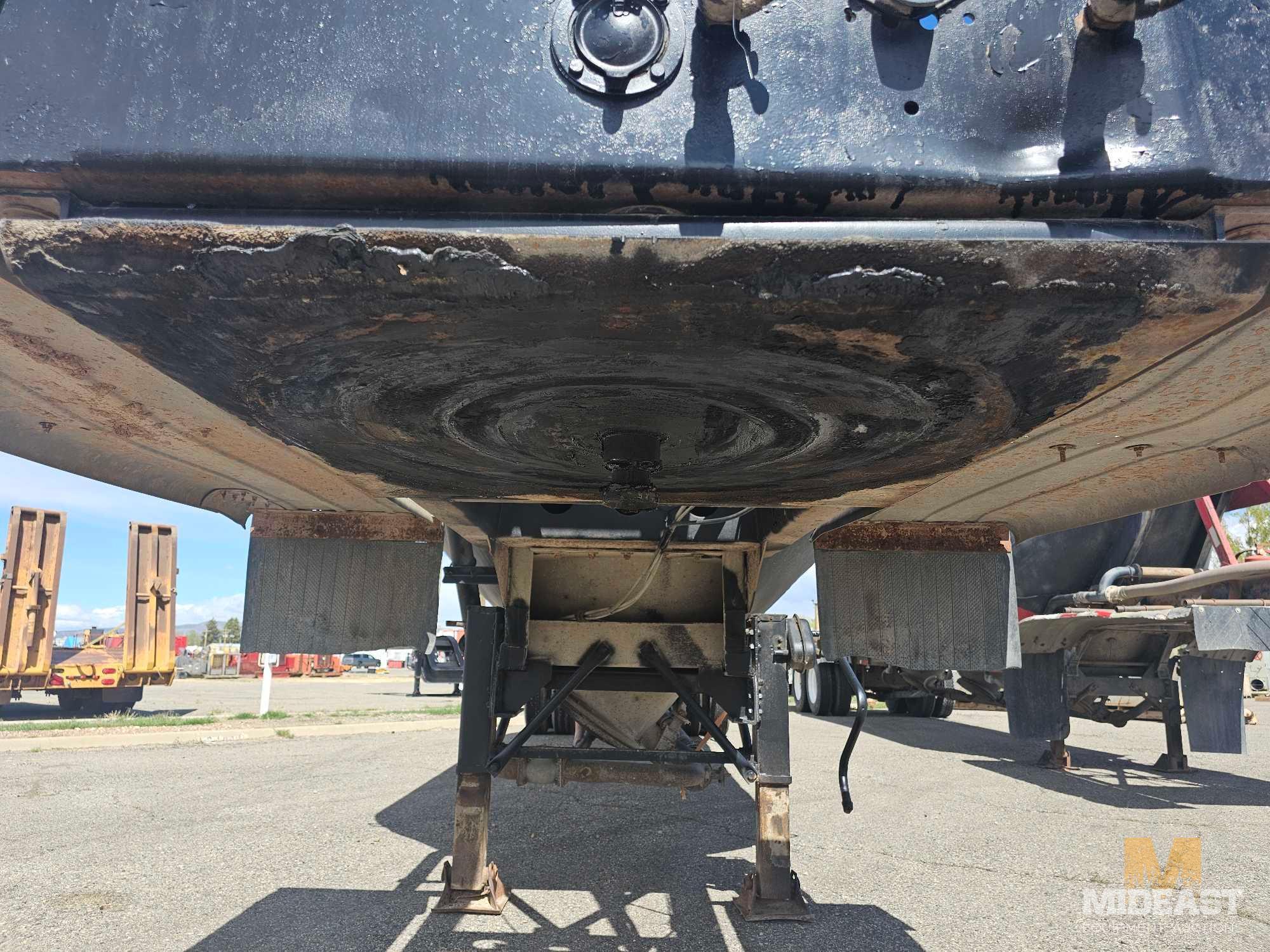 1976 Fruehauf Pneumatic Trailer