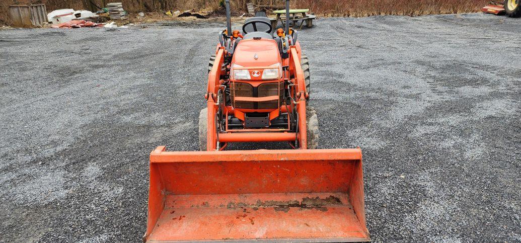 Kubota B3200 tractor