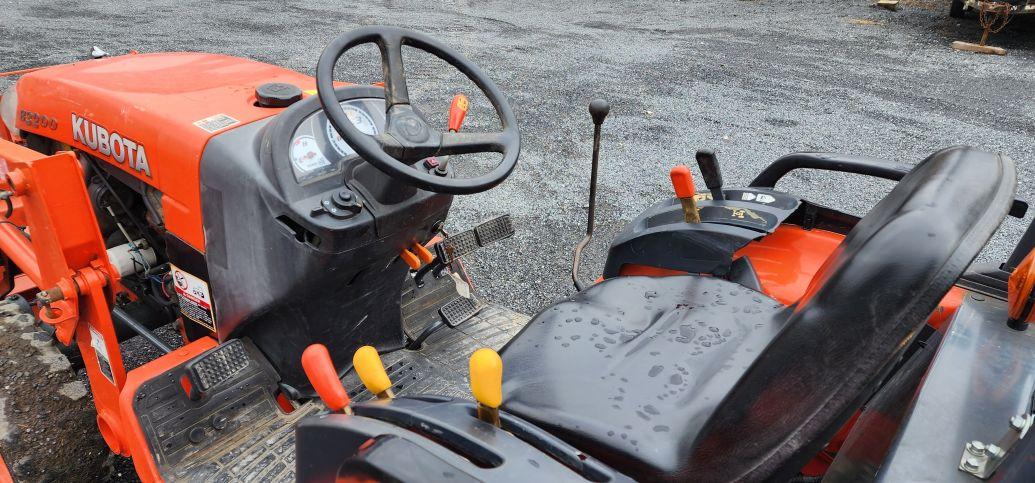 Kubota B3200 tractor