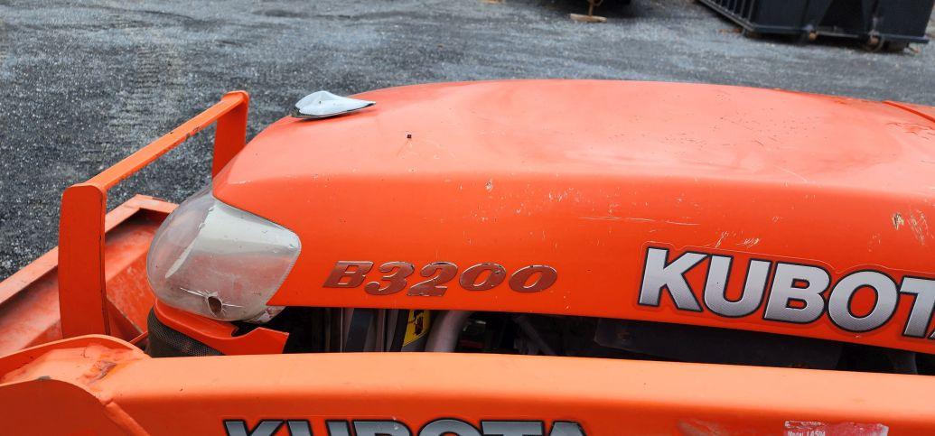 Kubota B3200 tractor