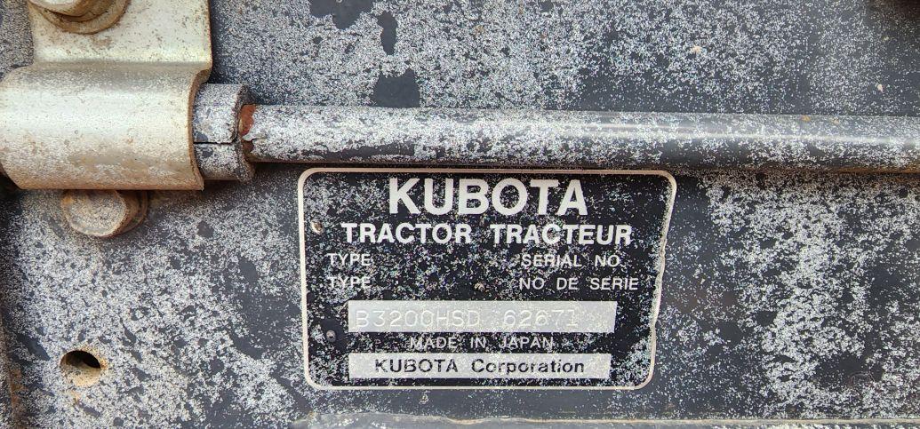Kubota B3200 tractor