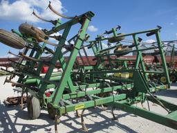 John Deere 980 Field Cultivator
