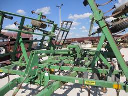 John Deere 980 Field Cultivator