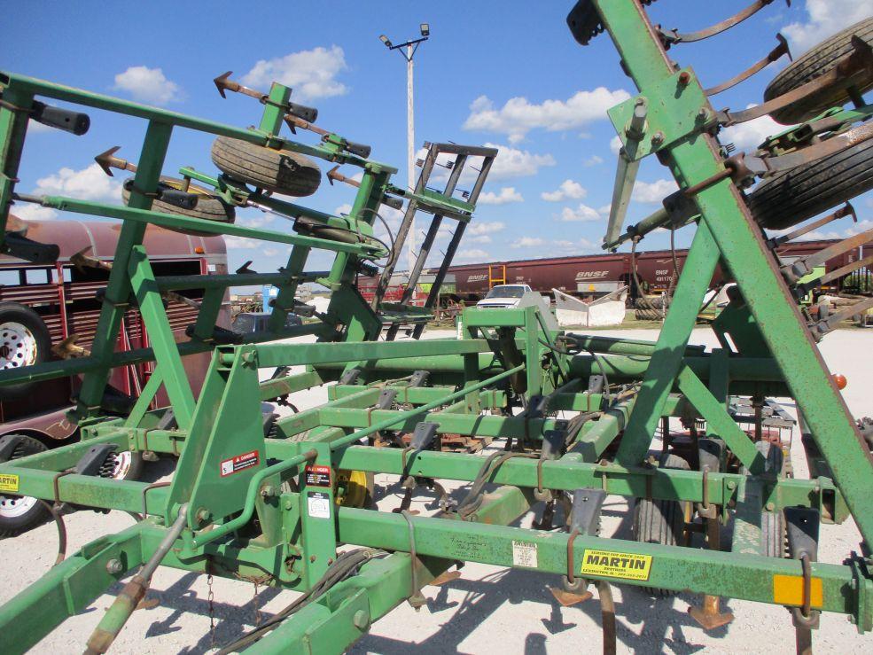 John Deere 980 Field Cultivator
