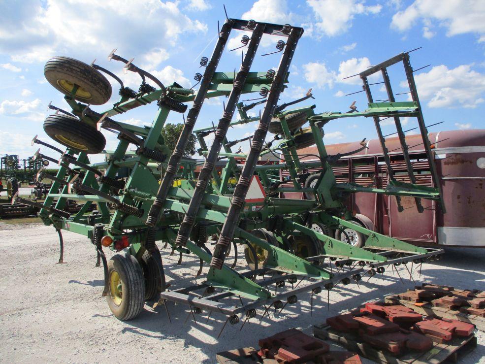 John Deere 980 Field Cultivator