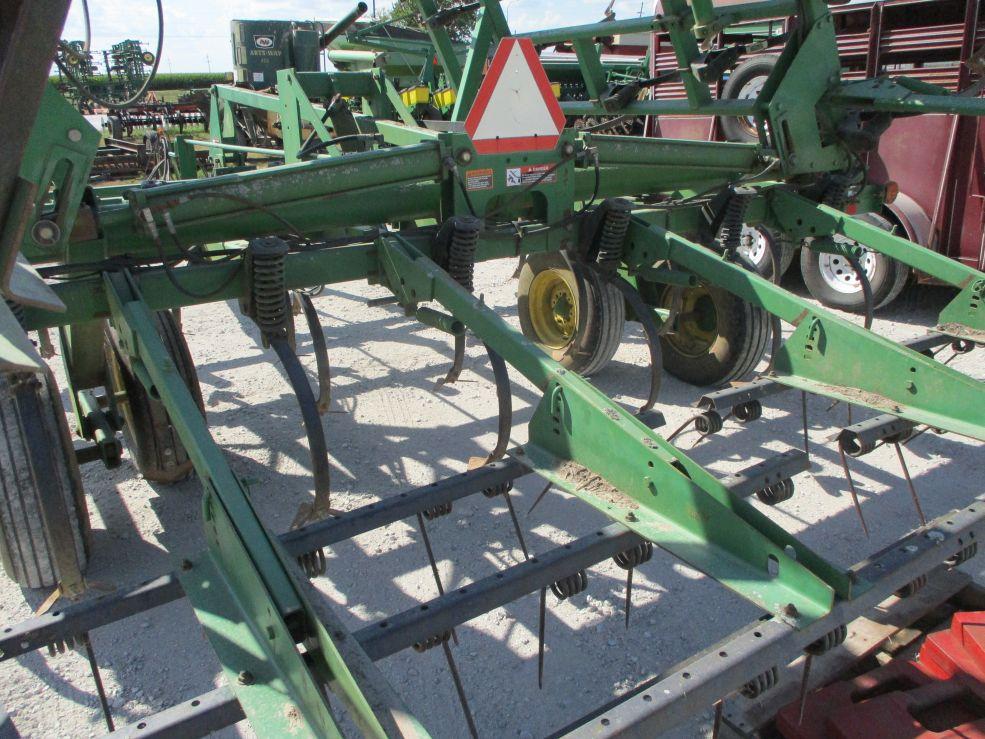 John Deere 980 Field Cultivator