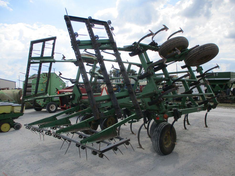 John Deere 980 Field Cultivator