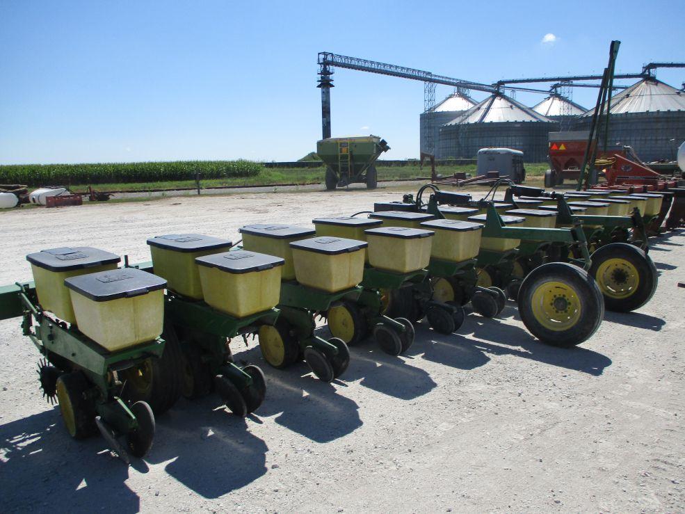 John Deere P7100 Planter