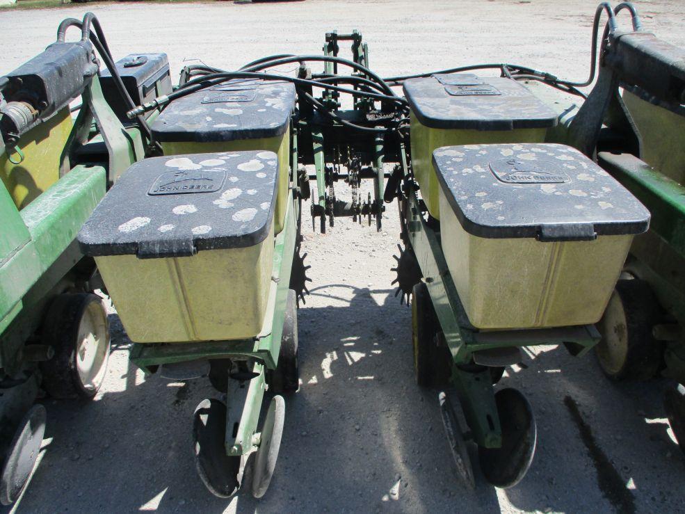 John Deere P7100 Planter