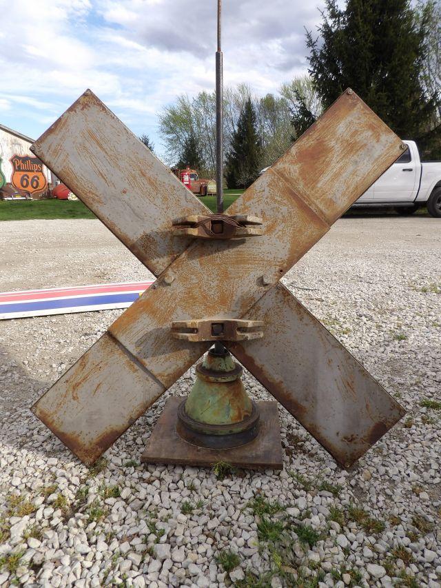 RR Crossbuck Cat Eye Sign